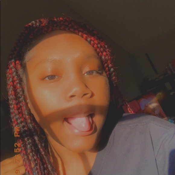 Meet your Posher, Emonie - Picture 1 of 2